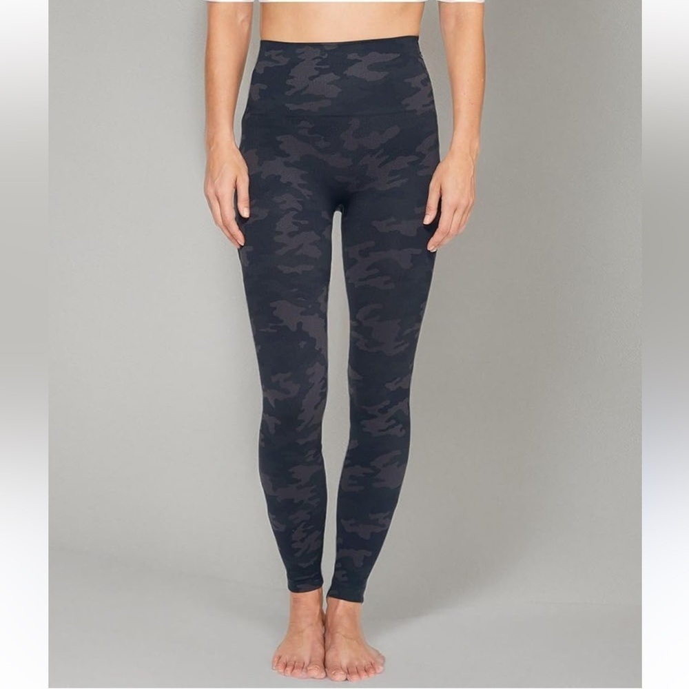 Spanx Look At Me Now Seamless Leggings in Black Camo Loungewear Yoga Sz Small